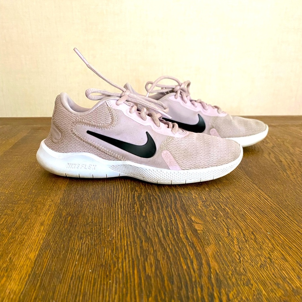 Nike women’s Flex Experience running sneaker. Size 6. EUC